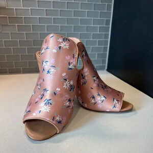 Gently worn, very comfortable, and to with anything size 10 heel size 3” sandals